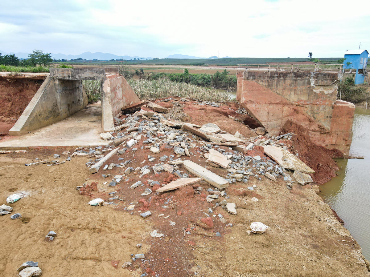 'Hiện nay, chính quyền xã và Sở Xây dựng tỉnh Thanh Hóa đang tích cực phối hợp để triển khai các bước, hướng đến việc chuẩn bị tốt nhất để sớm thi công cầu mới thay thế cầu cũ', ông Đồng nói. Ảnh: Đình Minh
