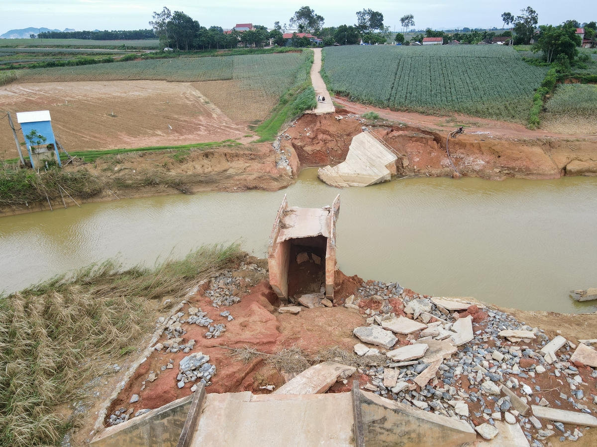 Ông Bùi Văn Hải - Bí thư Chi bộ, Trưởng ban Công tác Mặt trận thôn 5, xã Xuân Tín cho biết: Trước khi bị đổ sập, cầu Mọ là điểm nối giao thông quan trọng, kết nối trục trung tâm của xã Xuân Tín với tỉnh lộ 518C. Mỗi ngày, cây cầu phục vụ việc đi lại cho khoảng 400 hộ dân ở thôn 2, 3, 4, 5 trong xã. Ảnh: Đình Minh