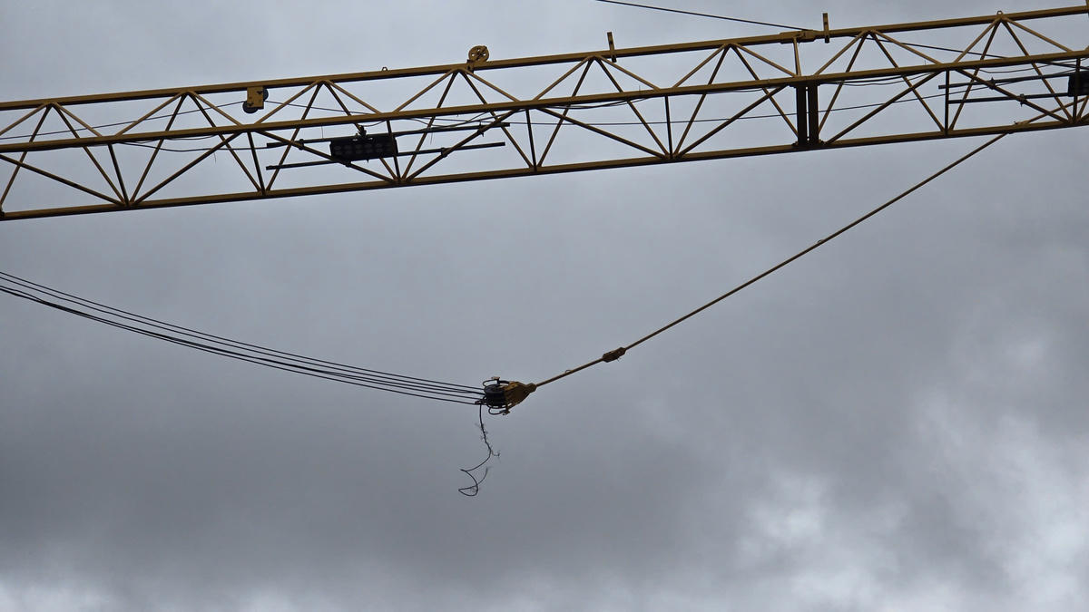 Gãy cẩu tháp công trình chung cư cao tầng ở biển Đà Nẵng