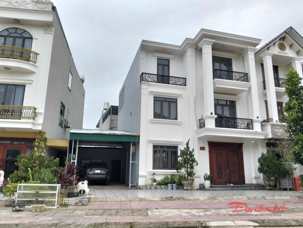 Phần lớn diện tích khu đô thị đã được người dân xây dựng nhà cửa khang trang, lấp đầy dự án, nhưng hàng chục hộ dân đến nay vẫn chưa được trao giấy CNQSDĐ theo quy định. Ảnh: Nguyễn Quý..