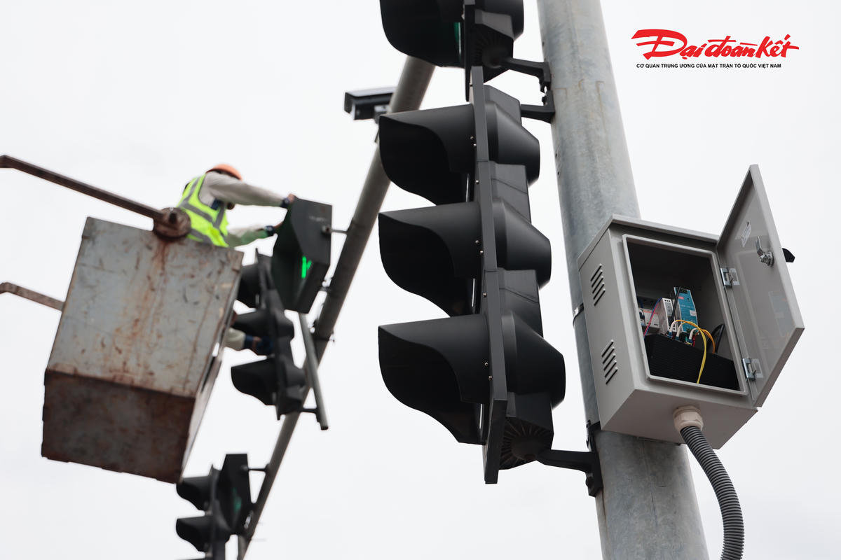 Camera AI sẽ tự động ghi nhận toàn bộ các biển số xe đi qua các nút giao thông với các thông tin về chủng loại phương tiện, màu sắc, biển số,.. và cảnh báo theo thời gian thực nếu biển số xe phát hiện trùng khớp với cơ sở dữ liệu xe cần tìm phục vụ việc điều tra truy vết tìm kiếm xe mất cắp, xe gây tai nạn bỏ trốn,…