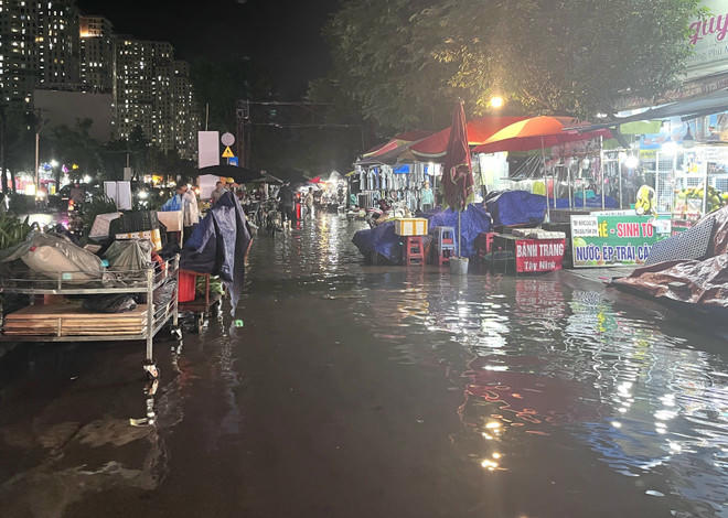 Đường vào chợ dân sinh Phước Long, trên địa bàn phường Tân Mỹ, Thành phố Hồ Chí Minh chìm trong nước. (Ảnh: TTXVN)