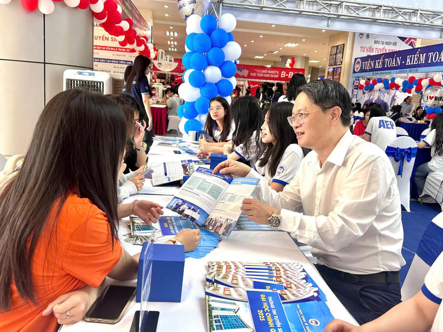 TS. Vũ Văn Ngọc trao đổi cùng sinh viên.