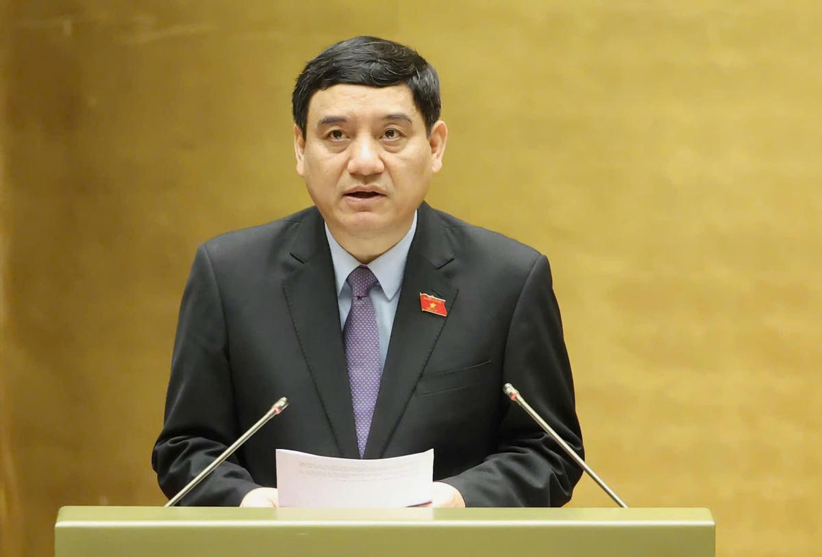 Chủ nhiệm Ủy ban Văn hóa và Xã hội Nguyễn Đắc Vinh trình bày báo cáo thẩm tra. Ảnh: Quang Vinh.