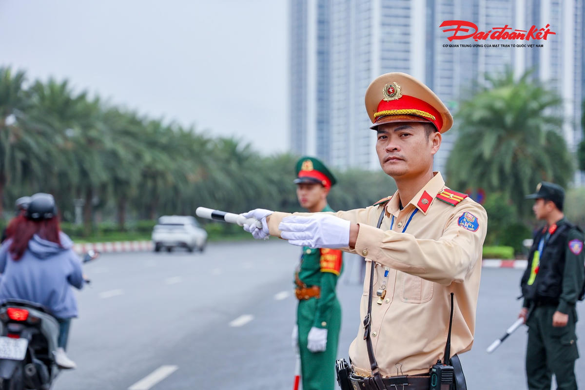 Theo ghi nhận của PV Báo Đại đoàn kết, ngay từ sáng 23/10, Hà Nội tổ chức diễn tập phương án bảo đảm trật tự, an toàn giao thông phục vụ Lễ mở ký Công ước Liên hợp quốc về chống tội phạm mạng. Lực lượng chức năng gồm Cảnh sát giao thông, Công an cấp xã và lực lượng quân đội đã đồng loạt triển khai tại các nút giao thông trên tuyến theo phương án.