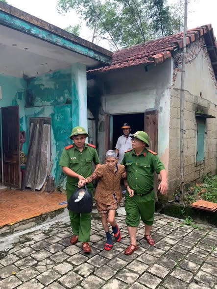 Lực lượng Công an xã Hòa Vang đưa người dân đi sơ tán. Ảnh: Nguyễn Tú.