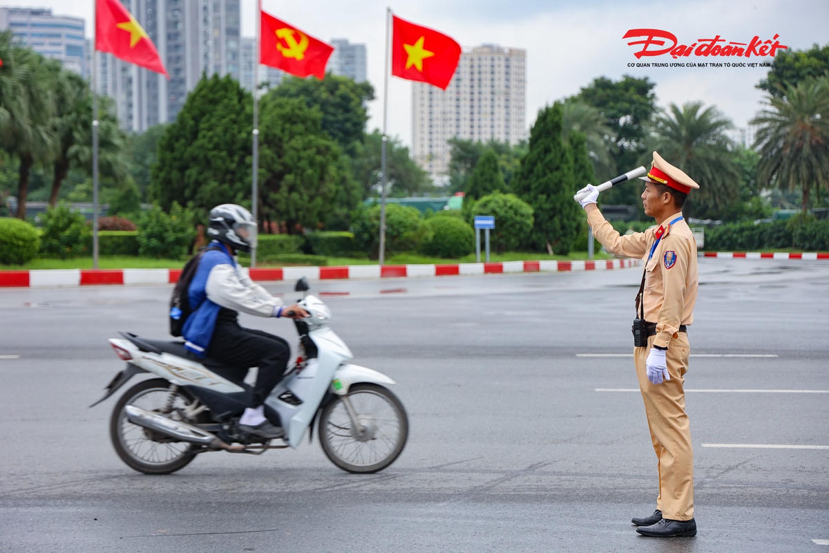 Ngoài việc bảo đảm tuyệt đối an toàn cho các đoàn dự sự kiện, Cảnh sát giao thông duy trì lực lượng phân luồng điều tiết giao thông bảo đảm trật tự an toàn giao thông phục vụ nhân dân đi lại.