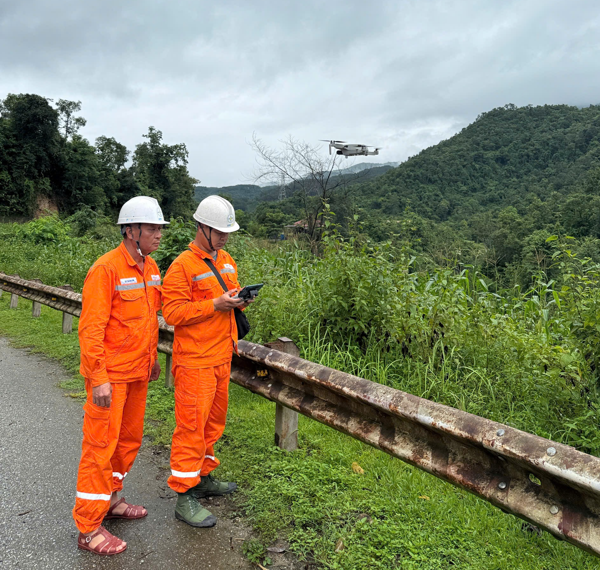 Vượt qua thách thức địa hình. Với công nghệ flycam, việc kiểm tra, giám sát những khu vực đồi núi hiểm trở trở nên dễ dàng và hiệu quả hơn bao giờ hết