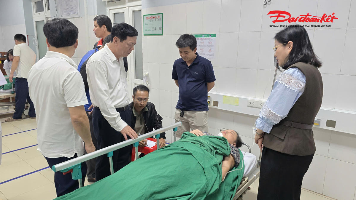 Một người phụ nữ trong vụ hành hung đang được cấp cứu tại Bệnh viên Đa khoa Nghệ An. Ảnh: TT