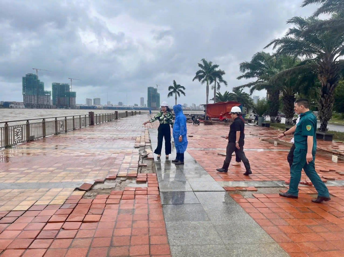 Lãnh đạo phường Hải Châu kiểm tra vị trí vỉa hè đường Như Nguyệt bị sóng đánh hư hỏng. Ảnh: Thùy Trang.