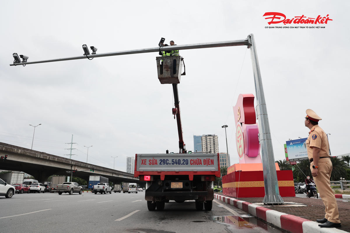 Theo ghi nhận của PV Báo Đại đoàn kết sáng 23/10, Phòng Cảnh sát giao thông, Công an thành phố Hà Nội triển khai lắp đặt hệ thống camera tích hợp trí tuệ nhân tạo (AI) tại nút giao Phạm Hùng - Khuất Duy Tiến.