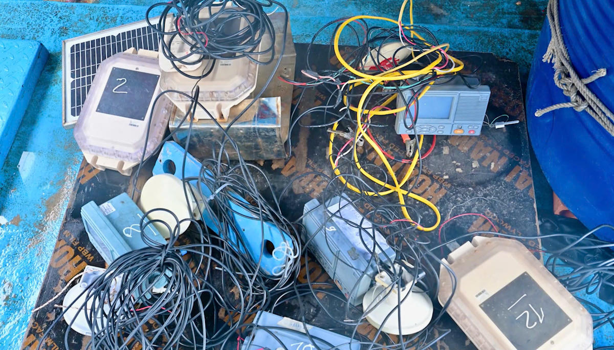 Các thiết bị giám sát hành trình bị tháo ra khỏi 13 tàu cá. Ảnh: Công an tỉnh Quảng Ninh. 