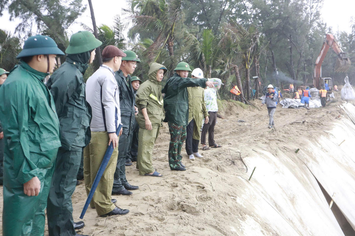 Đoàn công tác Quân khu và địa phương kiểm tra các vị trí sạt lở tại phường Hội An Tây, TP Đà Nẵng. Ảnh: CV.