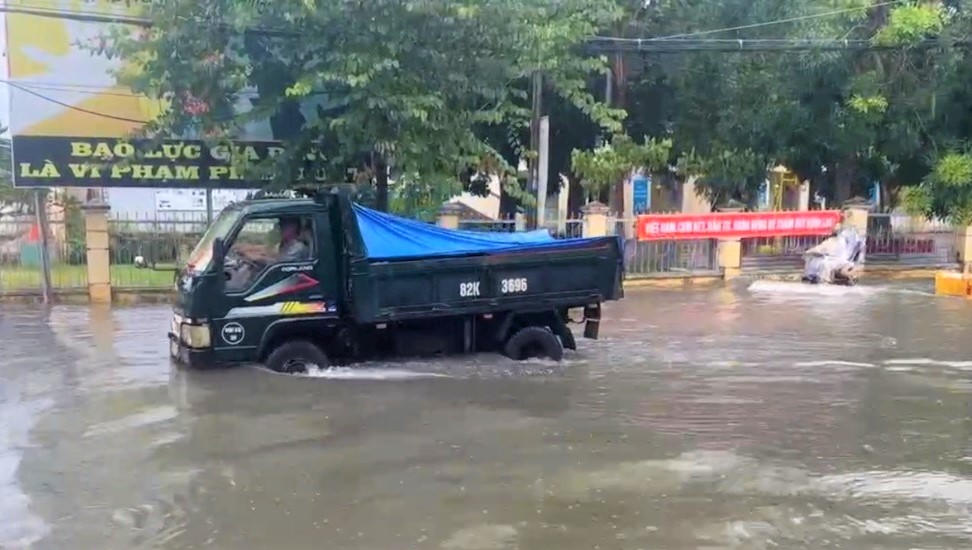 Khu vực ngã 3 Phan Chu Trinh - Nguyễn Viết Xuân, phường Kon Tum bị ngập nước tháng 8/2025. Ảnh: CV.