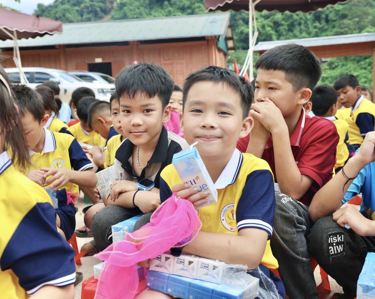 Nhân dịp này, Quỹ Vì Tầm Vóc Việt cũng trao tặng 2.784 ly sữa tươi sạch TH true MILK cho toàn bộ học sinh tại trường.