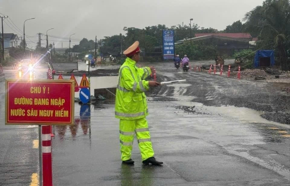 Cảnh sát giao thông dựng biển cảnh báo và hướng dẫn người dân lưu thông trên đường đảm bảo an toàn. Ảnh: CV.