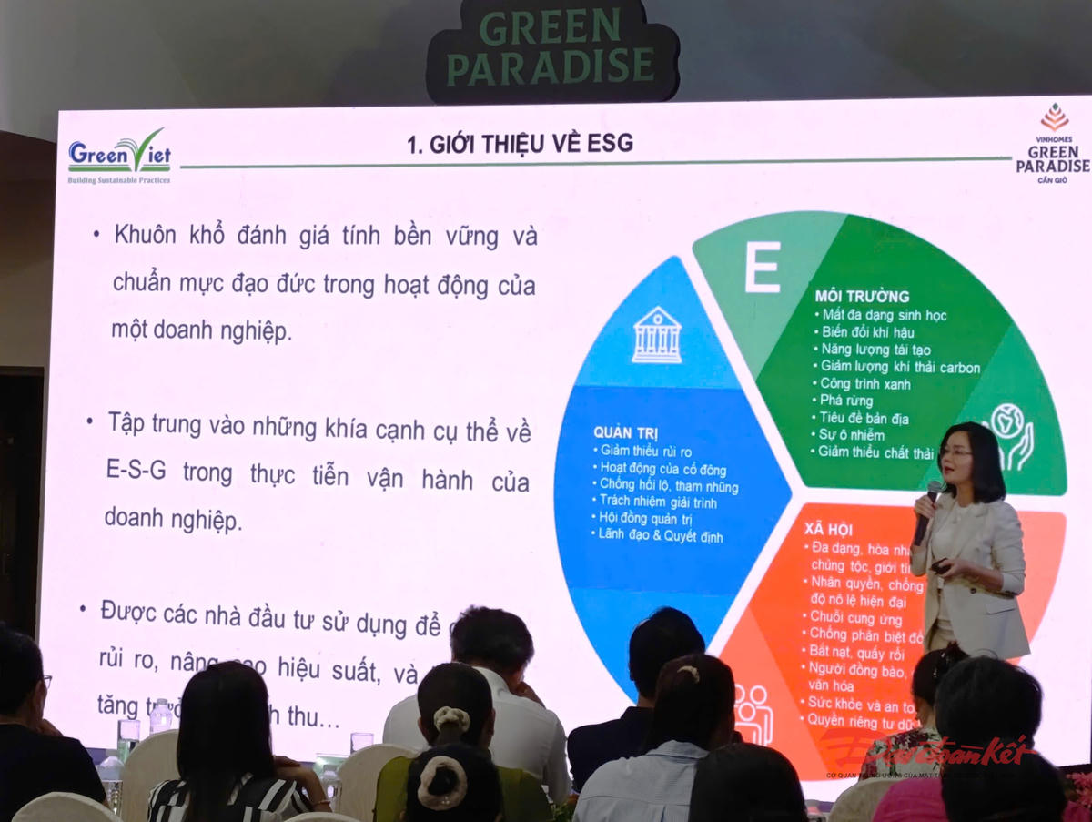 Bà Nguyễn Thị Hương Thu, chuyên gia về ESG++ và kiến trúc xanh Việt Nam trình bày tham luận tại buổi tọa đàm. Ảnh: Hồng Phúc.