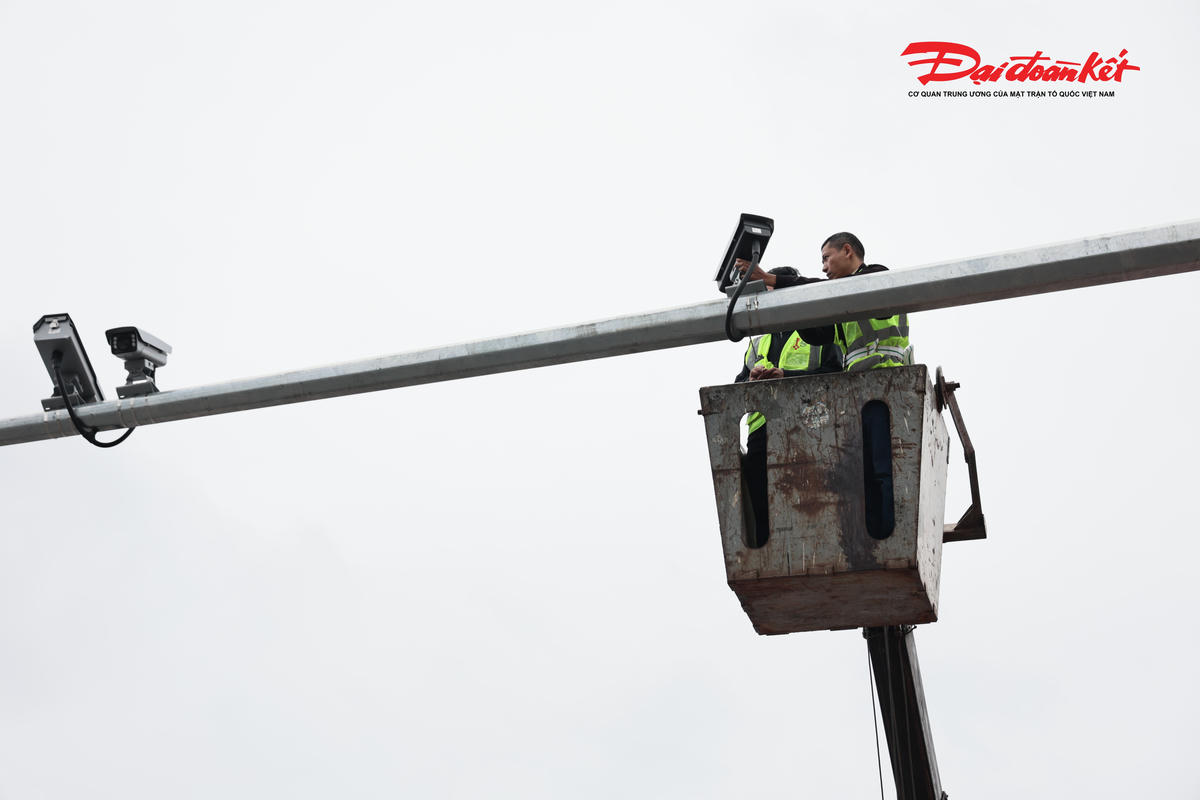 Camera AI sẽ tự động phát hiện các hành vi vi phạm giao thông: Không chấp hành hiệu lệnh của đèn tín hiệu giao thông; Không chấp hành hiệu lệnh chỉ dẫn của biển báo hiệu, vạch kẻ đường (đi sai làn); đè vạch; đi ngược chiều,… và gửi về Trung tâm chỉ huy Công an TP Hà Nội.