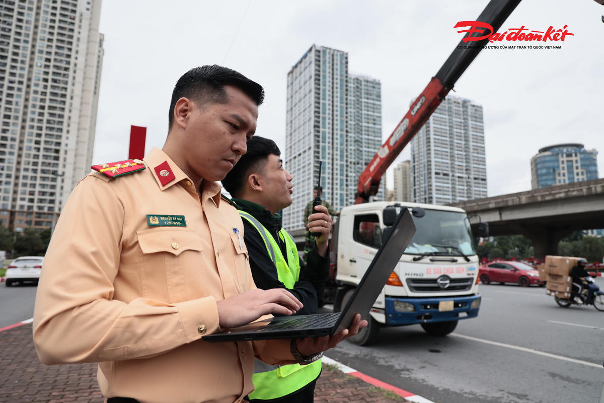 Trước khi lắp đặt camera AI, lực lượng chức năng kiểm tra đường truyền, dây dẫn để điều chỉnh góc máy cho phù hợp với từng tuyến đường, nút giao.