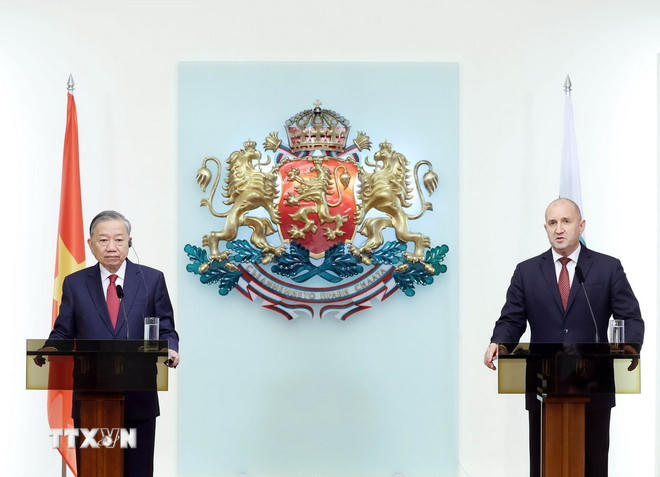 Tổng Bí thư Tô Lâm và Tổng thống Bulgaria Rumen Radev tại cuộc gặp gỡ báo chí. (Ảnh: Thống Nhất/TTXVN)