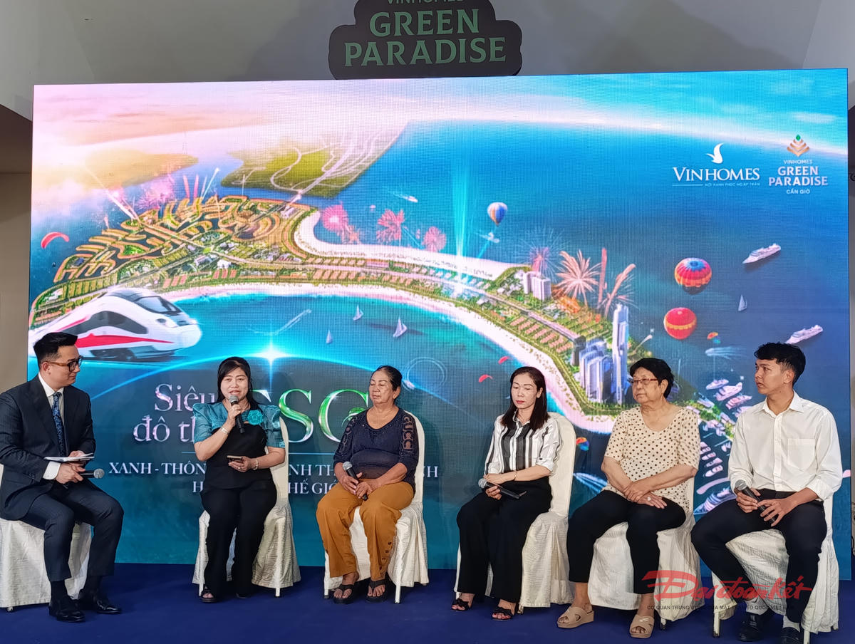 Bà Võ Thị Diễm Phượng-Phó Chủ tịch UBND xã Cần Giờ (thứ hai, từ trái qua phải) phát biểu tại buổi toạ đàm. Ảnh: Hồng Phúc.