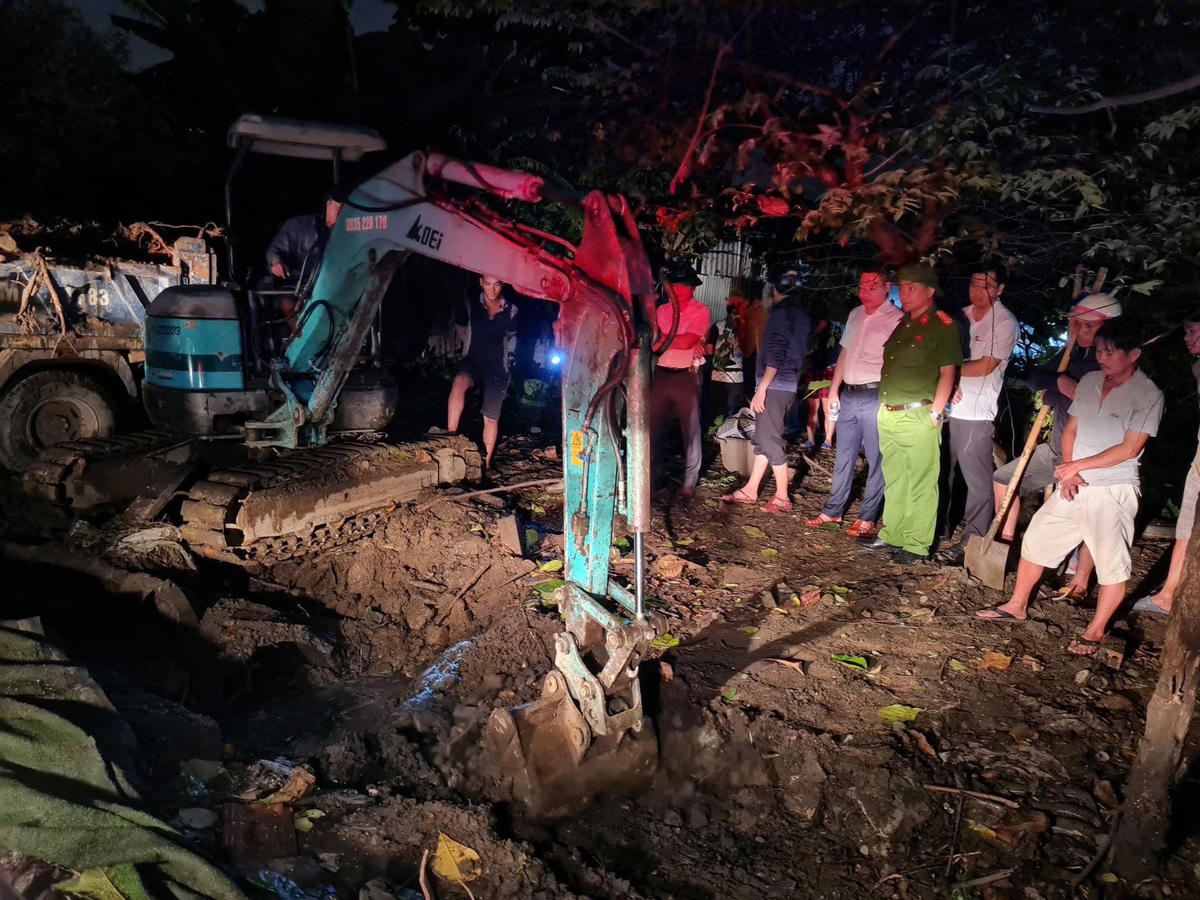 Nạo vét một số tuyến thoát nước đề phòng mưa lớn gây ngập úng tại phường An Khê. Ảnh: Nguyễn Tú.