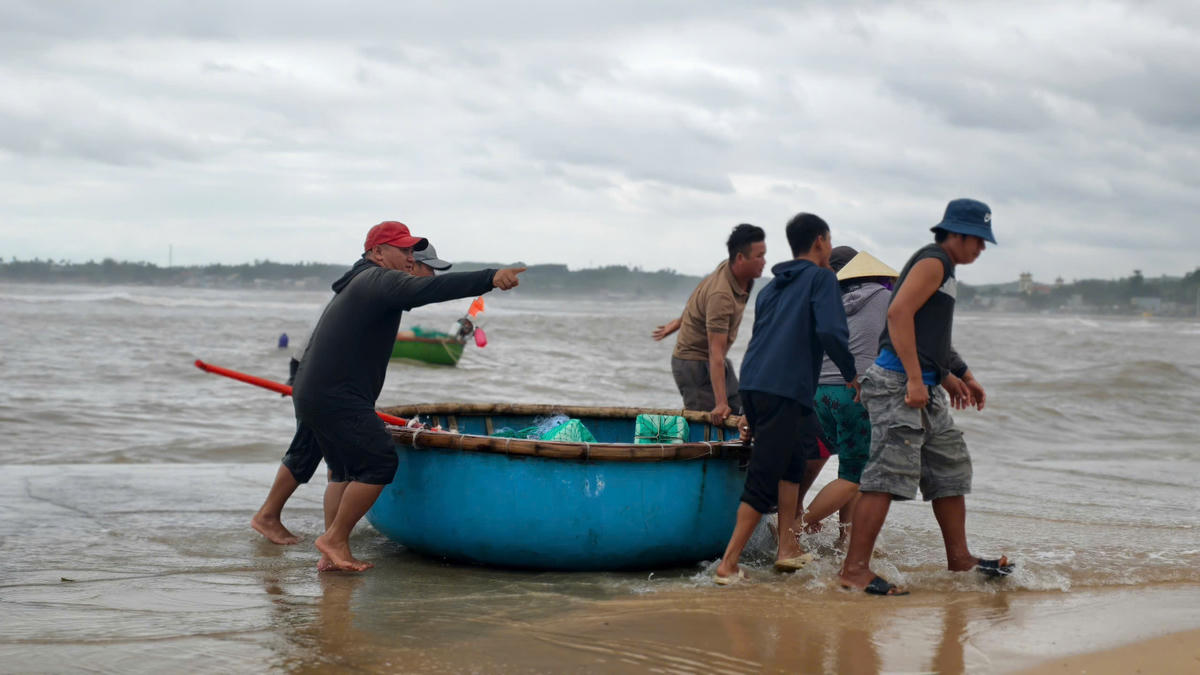 Ngư dân xã Vạn Tường đưa hải sản vào bờ. Ảnh: CV.