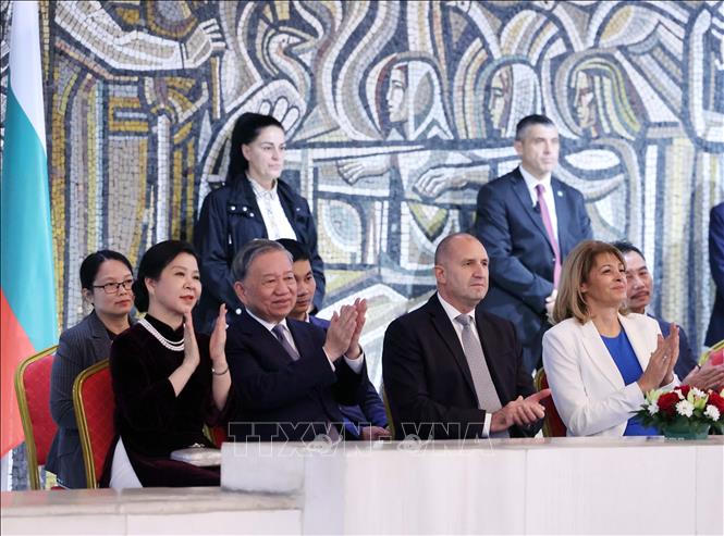 Tổng Bí thư Tô Lâm và Phu nhân cùng Tổng thống Cộng hòa Bulgaria Rumen Radev và Phu nhân xem biểu diễn nghệ thuật 2 nước Việt Nam - Bulgaria. Ảnh: Thống Nhất/TTXVN