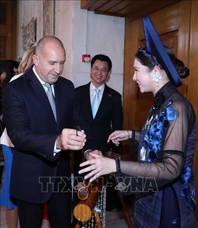 Tổng thống Cộng hòa Bulgaria Rumen Radev trải nghiệm nhạc cụ dân tộc Việt Nam. Ảnh: Thống Nhất/TTXVN
