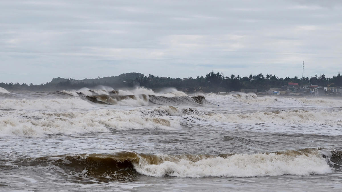 Biển động sóng đánh mạnh vào bờ. Ảnh: CV.