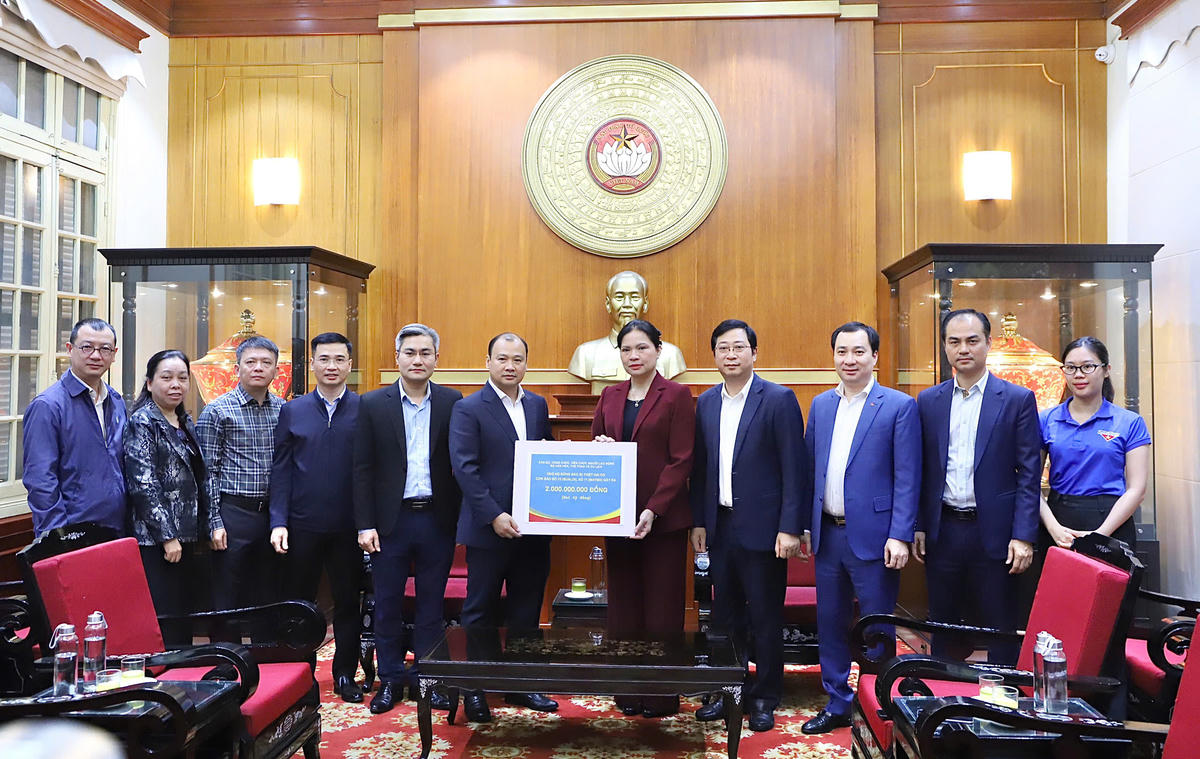 Phó Chủ tịch Ủy ban Trung ương MTTQ Việt Nam Hà Thị Nga tiếp nhận ủng hộ từ Bộ Văn hóa, Thể thao và Du lịch