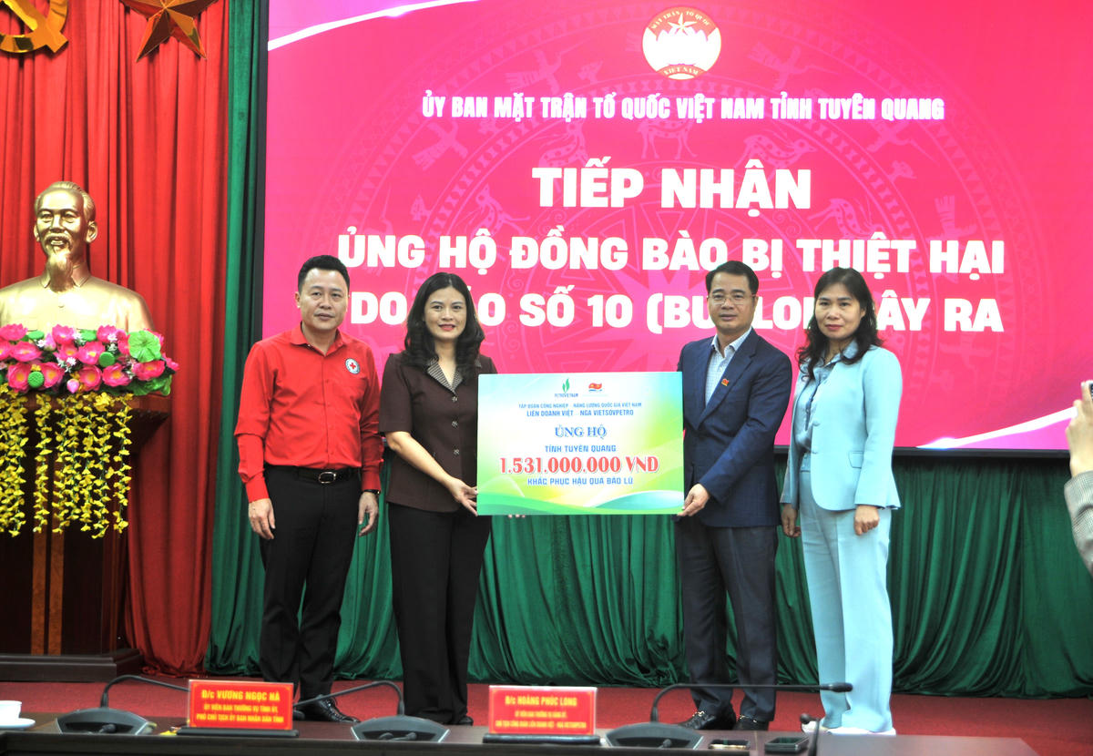 Phó Chủ tịch UBND tỉnh Tuyên Quang Vương Ngọc Hà tiếp nhận ủng hộ khắc phục thiên tai từ Đoàn công tác Liên doanh Việt - Nga Vietsovpetro. Ảnh: X.T