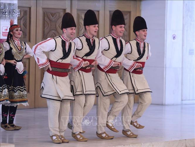 Biểu diễn nghệ thuật với sự góp mặt của Đoàn Nghệ thuật "Trakia" nổi tiếng của Bulgaria. Ảnh: Thống Nhất/TTXVN