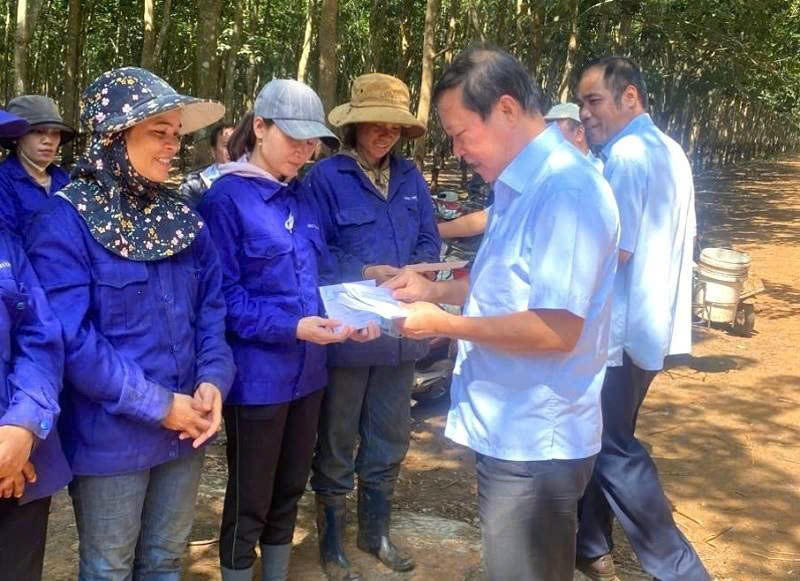 Ông Nguyễn Viết Tượng - Chủ tịch HĐQTT Dakruco - tặng quà cho công nhân lao động.