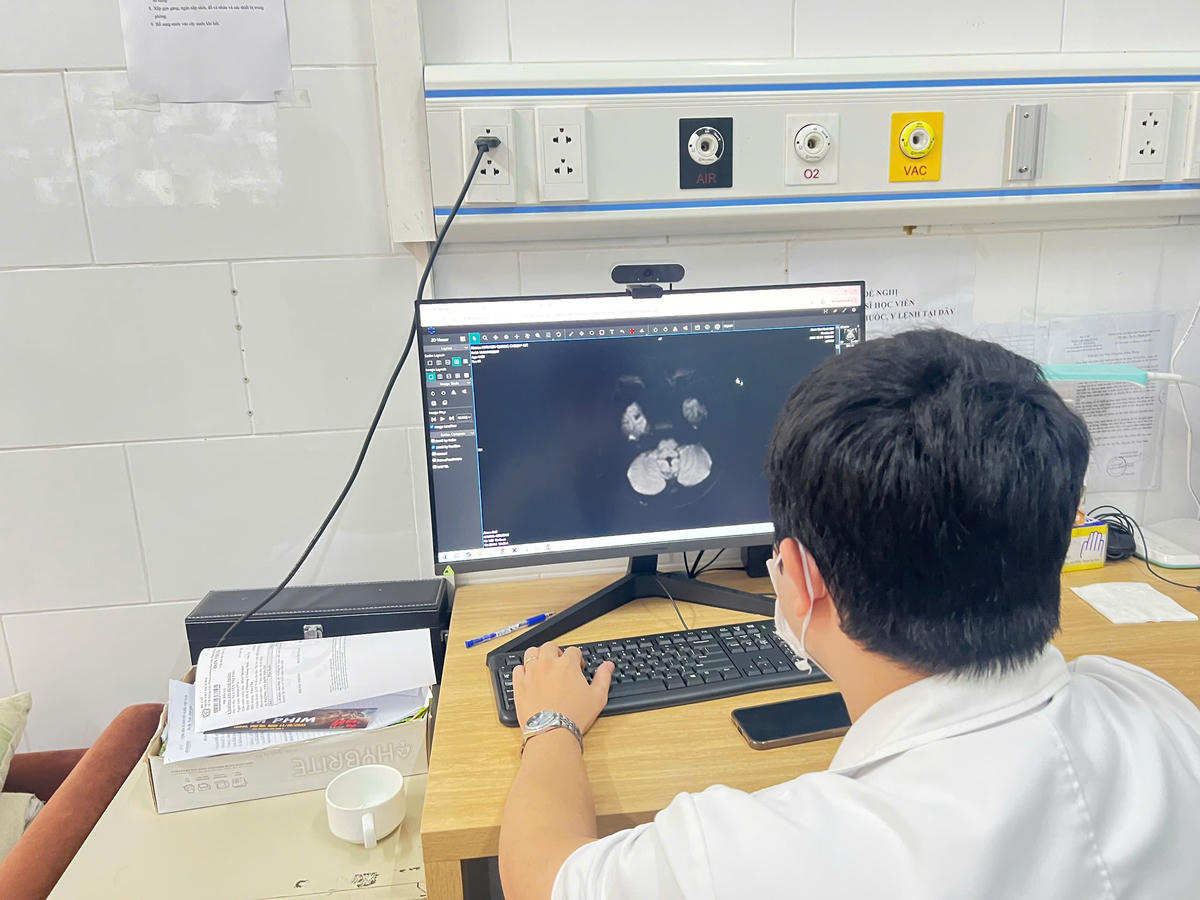 Các bác sĩ đánh giá tổn thương của người bệnh trên kết quả chẩn đoán hình ảnh. Ảnh: NH.