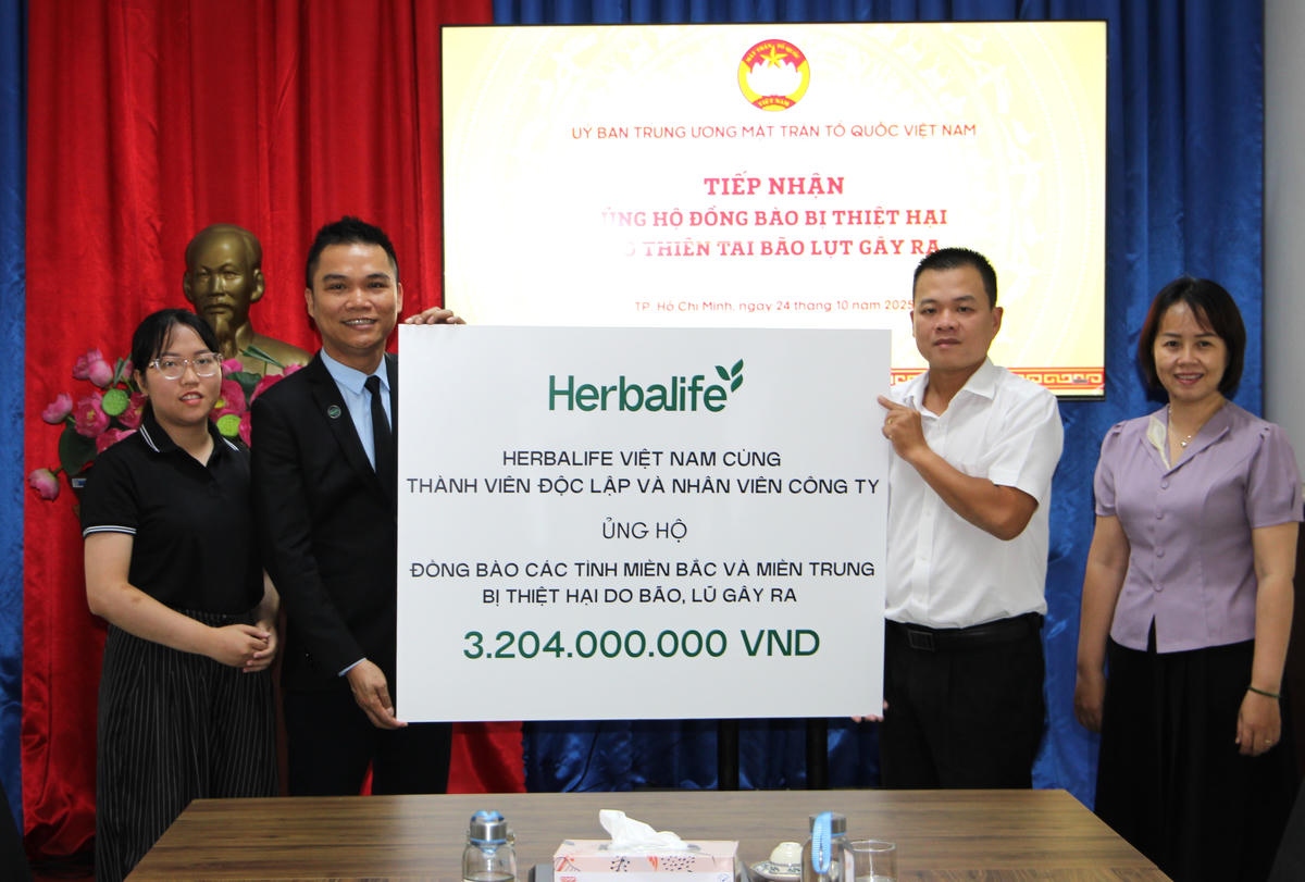 Ông Nguyễn Hải Nam tiếp nhận ủng hộ từ đại diện Herbalife Việt Nam. Ảnh: Quốc Định.