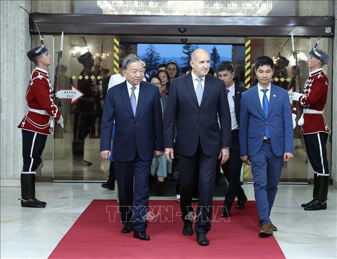 Tổng Bí thư Tô Lâm và Phu nhân với Tổng thống Cộng hòa Bulgaria Rumen Radev và Phu nhân tham quan Bảo tàng lịch sử Quốc gia Bulgaria. Ảnh: Thống Nhất/TTXVN