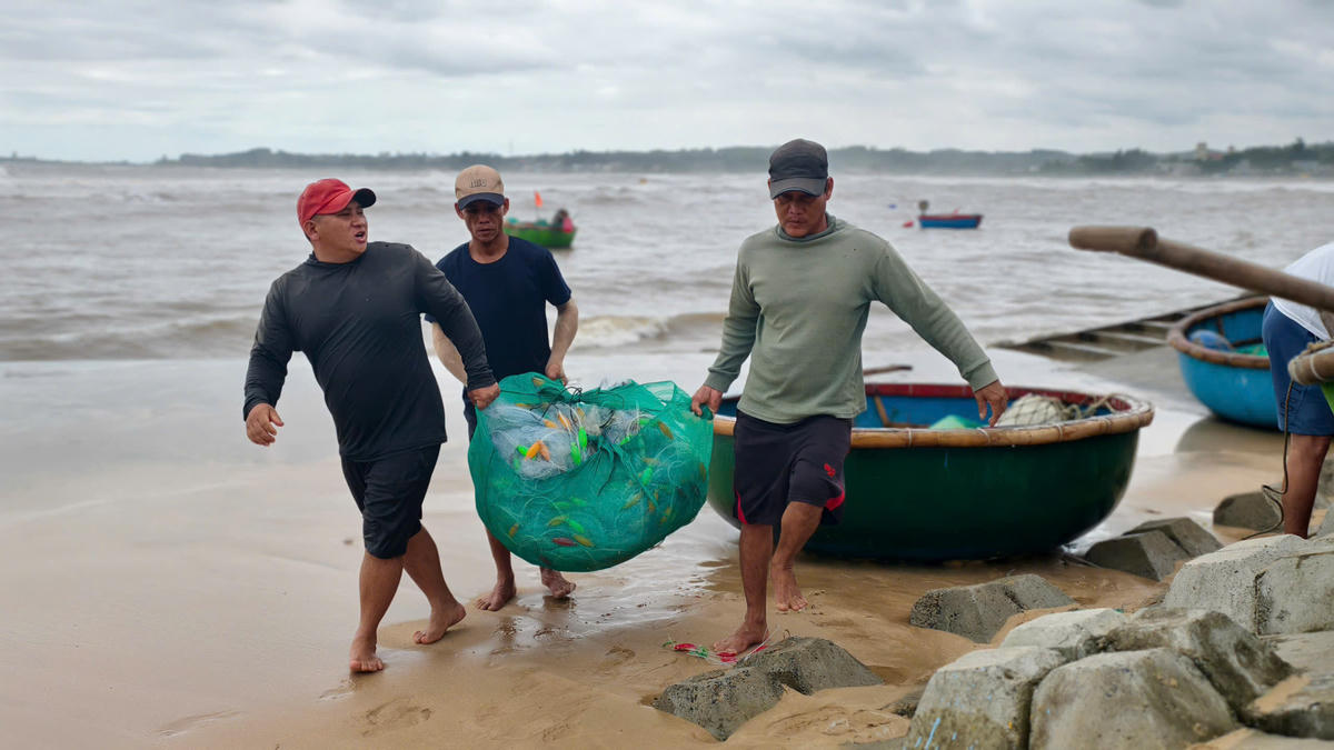 Ngư lưới cụ được ngư dân thu gom đưa lên bờ. Ảnh: CV.