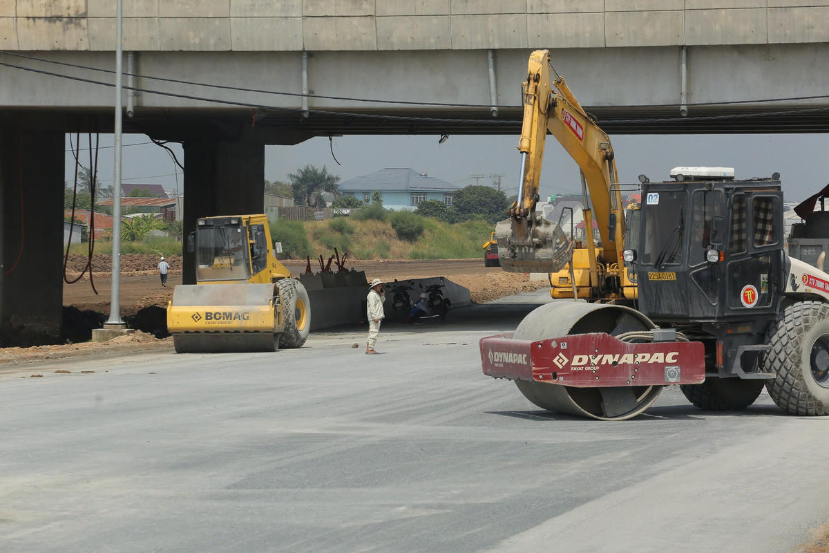 Máy móc, công nhân đang gấp rút làm việc để hoàn thành kịp tiến độ. Ảnh: Đ.Xá.
