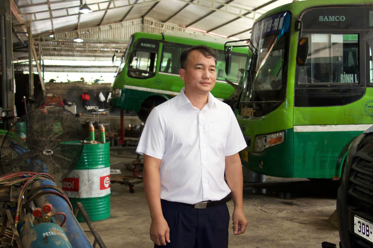 Ông Bùi Trung Dũng - Phó Giám đốc Agribank Chi nhánh Thái Nguyên cùng cán bộ xuống cơ sở động viên khách hàng