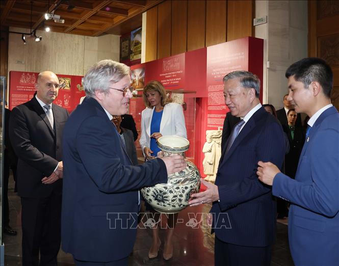 Tổng Bí thư Tô Lâm tặng bình gốm Chu Đậu cho Bảo tàng lịch sử Quốc gia Bulgaria. Ảnh: Thống Nhất/TTXVN