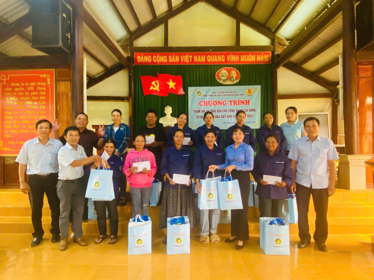 Đại diện Công đoàn Văn phòng Công ty và lãnh đạo Nông trường Phú Xuân trao quà hỗ trợ cho công nhân đặc biệt khó khăn.