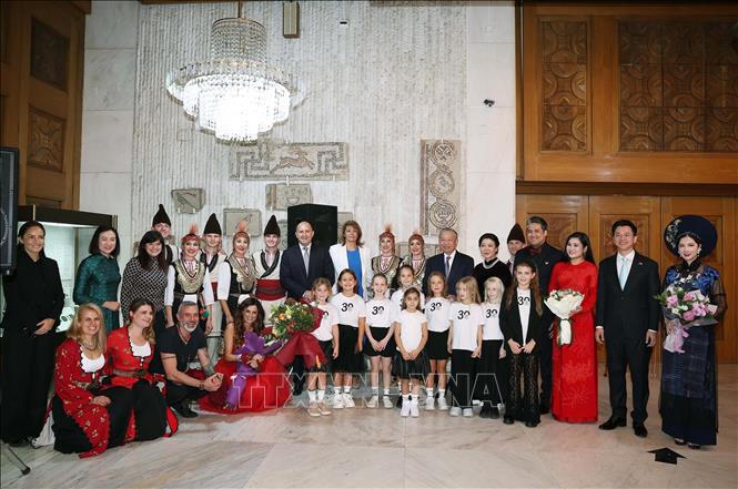 Tổng Bí thư Tô Lâm và Phu nhân cùng Tổng thống Cộng hòa Bulgaria Rumen Radev và Phu nhân tặng hoa cho các nghệ sỹ. Ảnh: Thống Nhất/TTXVN