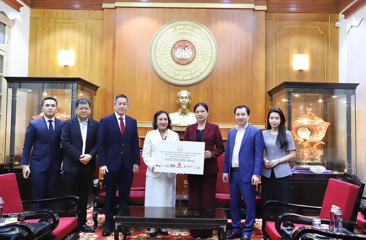 Phó Chủ tịch Ủy ban Trung ương MTTQ Việt Nam Hà Thị Nga tiếp nhận ủng hộ từ Tập đoàn TCC tại Việt Nam. Ảnh: Văn Hoa