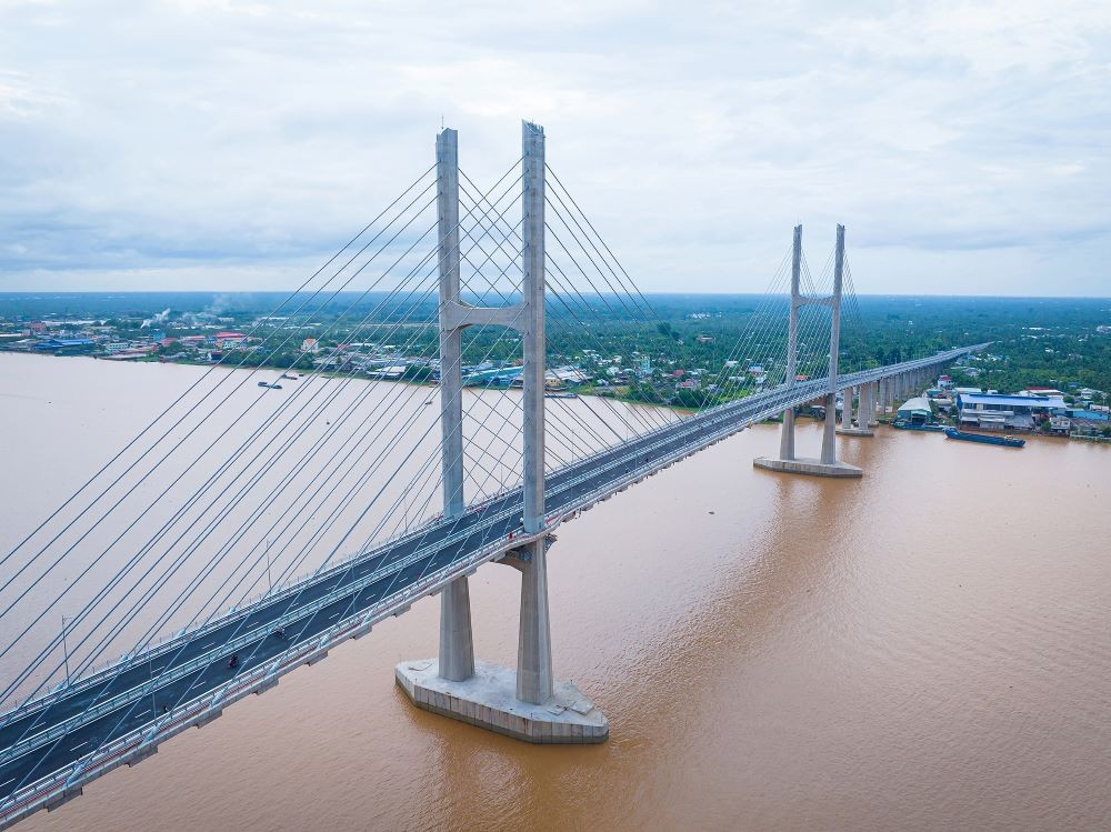 Cầu Rạch Miễu 2 có tổng chiều dài hơn 17,6km, trong đó phần cầu chính vượt sông Tiền dài gần 2km, thiết kế dây văng, nhịp chính có chiều cao thông thuyền hơn 37m, quy mô 4 làn xe.