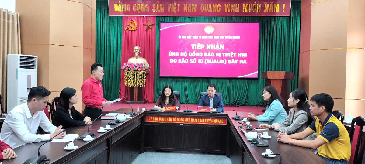 Đại diện Hội Chữ thập đỏ tỉnh Tuyên Quang thông tin về thiệt hại do mưa bão trên địa bàn tỉnh. Ảnh: X.T.