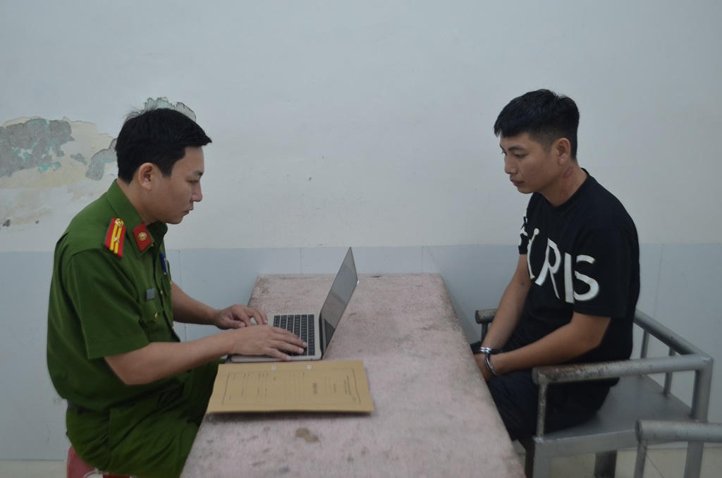 Cán bộ Phòng Cảnh sát hình sự lấy lời khai đối tượng Bàn Văn Vỹ. Ảnh: Công an tỉnh Nghệ An.