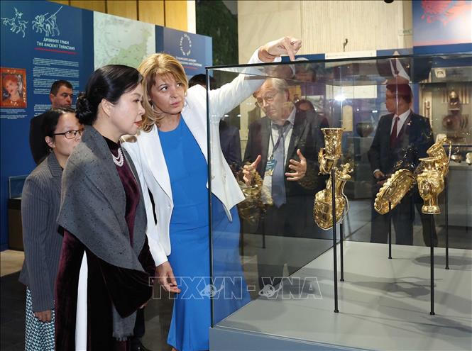 Phu nhân Tổng Bí thư Ngô Phương Ly và Phu nhân Tổng thống Cộng hòa Bulgaria tại Bảo tàng lịch sử Quốc gia Bulgaria. Ảnh: Thống Nhất/TTXVN