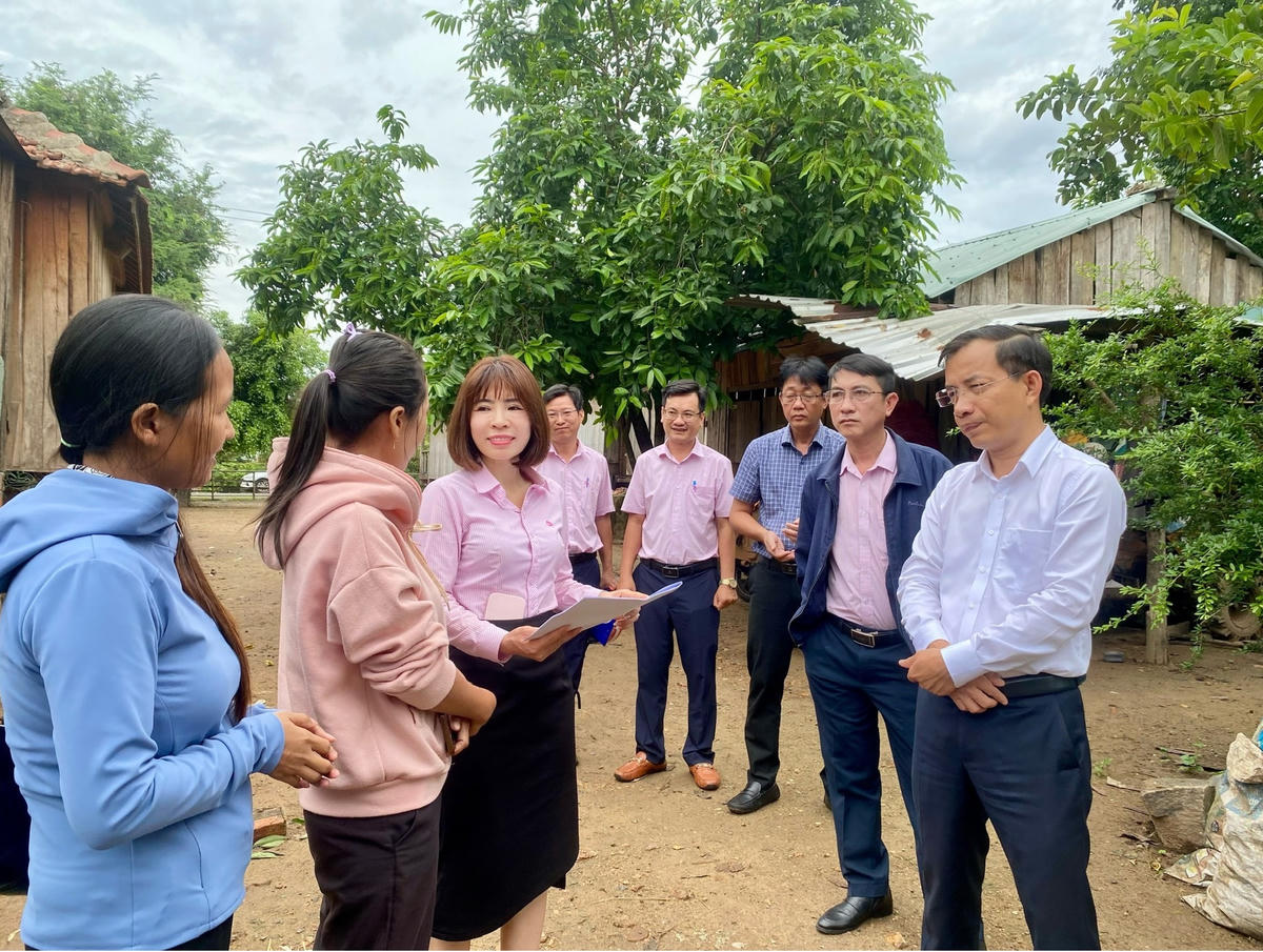 Ban lãnh đạo chi nhánh NHCSXH tỉnh Đắk Lắk thăm mô hình vay vốn của hộ đồng bào
dân tộc thiểu số ở xã Sông Hinh Đắk Lắk.