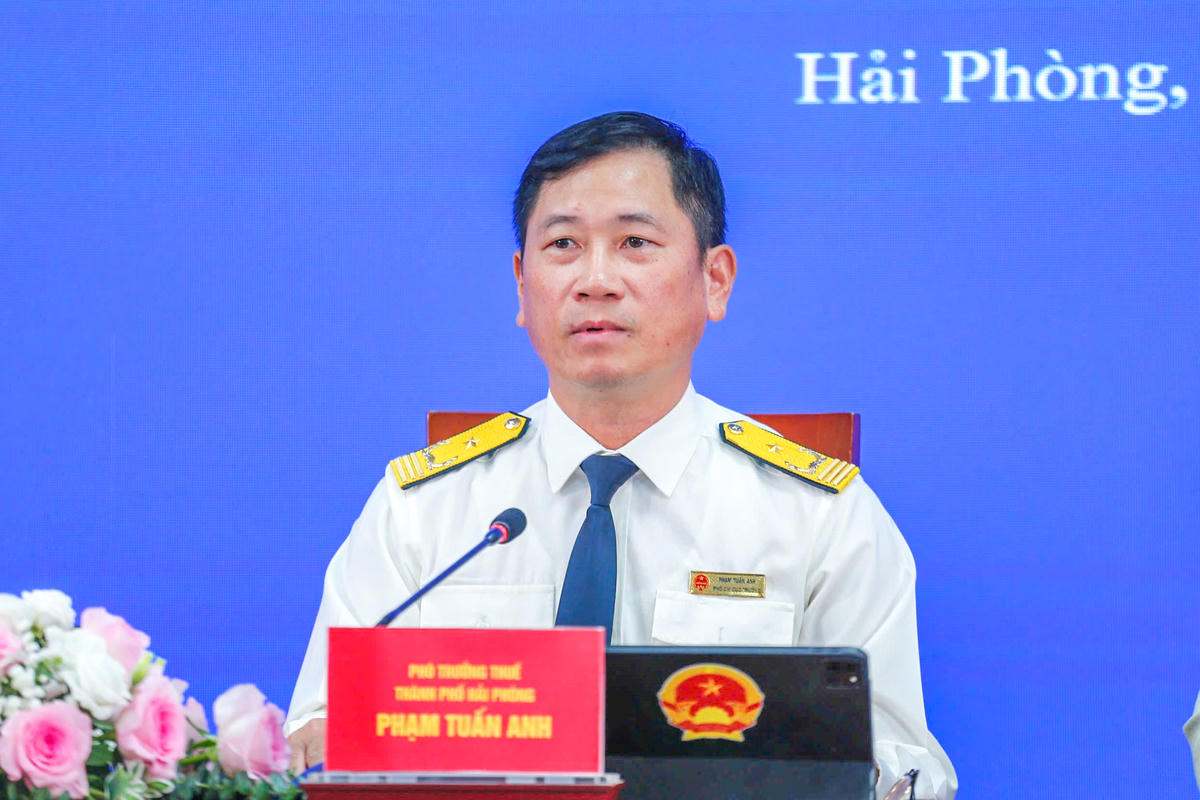 Phó Trưởng Thuế thành phố Hải Phòng Phạm Tuấn Anh cung cấp thông tin tại phiên đối thoại. Ảnh: ĐT. 